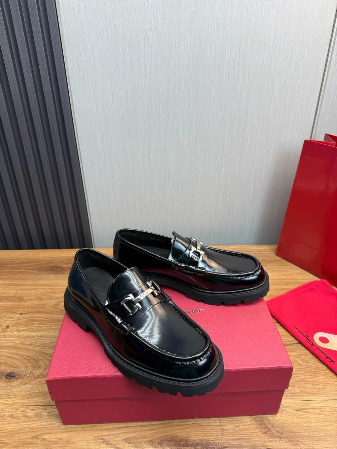 Men's shoes 💰880💰 Ferragamo. [Ferragamo] men's thick-soled loafers, the latest hot style, 1:1 original purchase quality, top quality, imported open-edge beaded cowhide leather on the upper, hand-made three-dimensional stitching highlights the round toe design, the inner foot pads are all imported cowhide, with original lightweight foam outsole, matching code 39-44, (38, 45 custom-made, non-refundable)